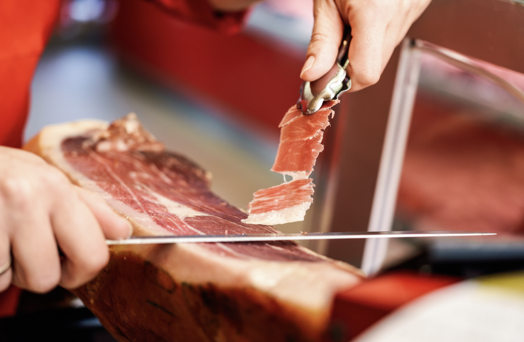 Cortando una loncha de jamón ibérico